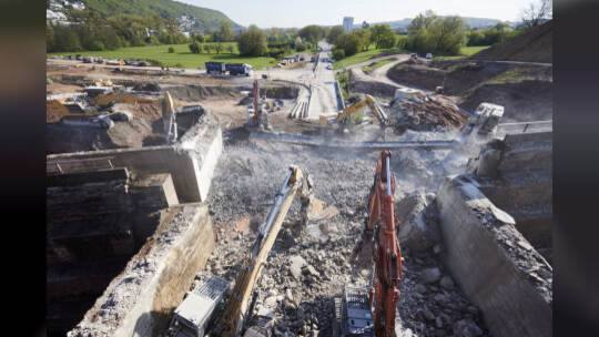 Bundesstraße B10-Sperrrung. Abriss der Behelfsbrücke und des bisher verbleiibenden Brückenteils Fahrtrichtung Karlsruhe.