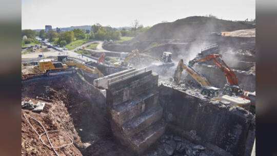 Bundesstraße B10-Sperrrung. Abriss der Behelfsbrücke und des bisher verbleibenden Brückenteils Fahrtrichtung Karlsruhe.