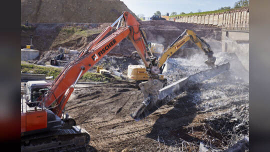 Bundesstraße B10-Sperrrung. Abriss der Behelfsbrücke und des bisher verbleibenden Brückenteils Fahrtrichtung Karlsruhe.