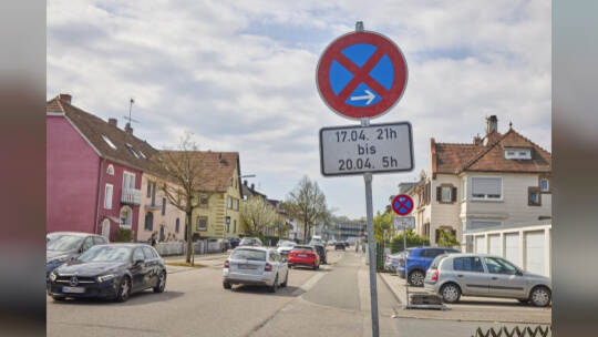 Bundesstraße B10-Sperrrung. Abriss der Behelfsbrücke und des bisher verbleiibenden Brückenteils Fahrtrichtung Karlsruhe.