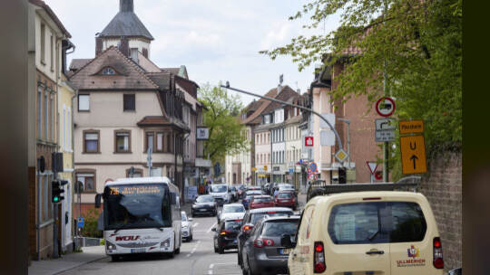 Bundesstraße B10-Sperrrung. Abriss der Behelfsbrücke und des bisher verbleiibenden Brückenteils Fahrtrichtung Karlsruhe.