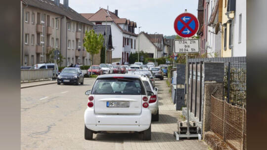 Bundesstraße B10-Sperrrung. Abriss der Behelfsbrücke und des bisher verbleiibenden Brückenteils Fahrtrichtung Karlsruhe.
