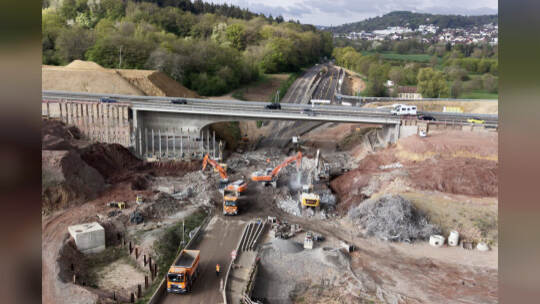 Bundesstraße B10-Sperrrung. Abriss der Behelfsbrücke und des bisher verbleibenden Brückenteils Fahrtrichtung Karlsruhe.