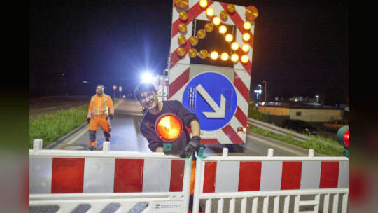 Bundesstraße B10-Sperrrung. Abriss der Behelfsbrücke und des bisher verbleiibenden Brückenteils Fahrtrichtung Karlsruhe.