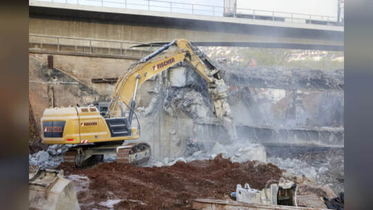 Bundesstraße B10-Sperrrung. Abriss der Behelfsbrücke und des bisher verbleiibenden Brückenteils Fahrtrichtung Karlsruhe.