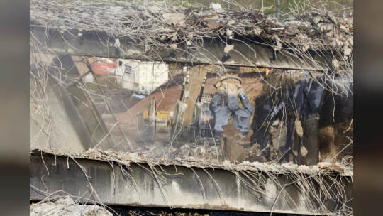 Bundesstraße B10-Sperrrung. Abriss der Behelfsbrücke und des bisher verbleibenden Brückenteils Fahrtrichtung Karlsruhe.