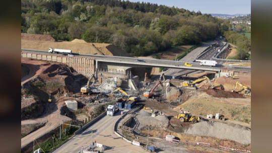 Bundesstraße B10-Sperrrung. Abriss der Behelfsbrücke und des bisher verbleibenden Brückenteils Fahrtrichtung Karlsruhe.