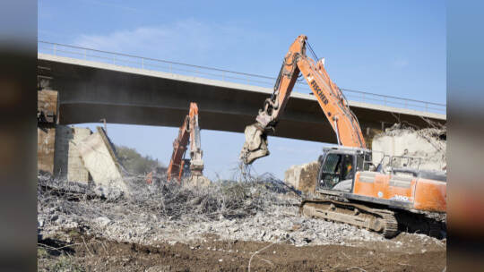 Bundesstraße B10-Sperrrung. Abriss der Behelfsbrücke und des bisher verbleiibenden Brückenteils Fahrtrichtung Karlsruhe.