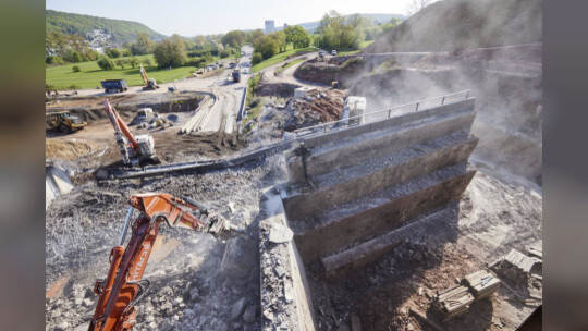 Bundesstraße B10-Sperrrung. Abriss der Behelfsbrücke und des bisher verbleiibenden Brückenteils Fahrtrichtung Karlsruhe.