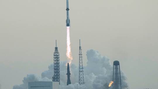 Blue Origin Rakete bringt Satelliten ins All