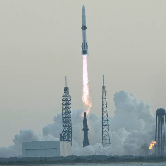 Blue Origin Rakete bringt Satelliten ins All