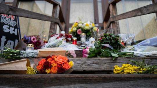 Kerzen und Blumen vor der Bar