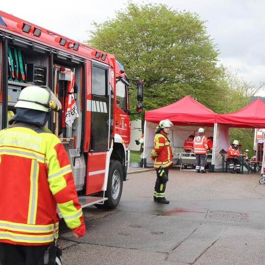 Das Zusammenspiel zwischen Feuerwehr und DRK Rettungsdienst funktionierte bei der sonntäglichen Alarmübung in Tiefenbronn proble
