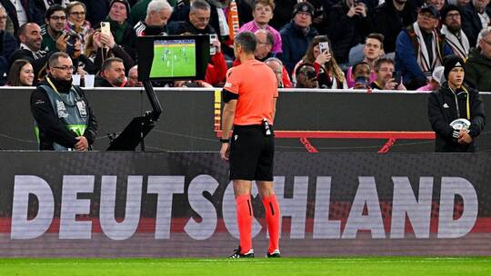 Schiedsrichter beim Videocheck