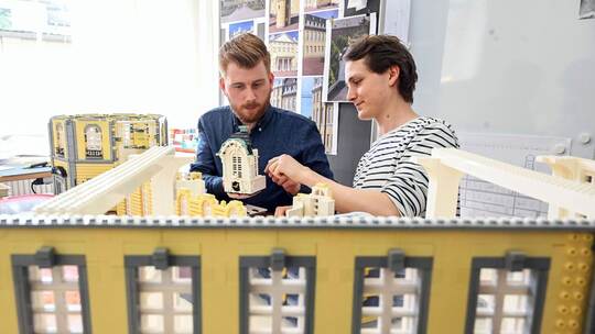 Das Karlsruher Schloss aus Klemmbausteinen