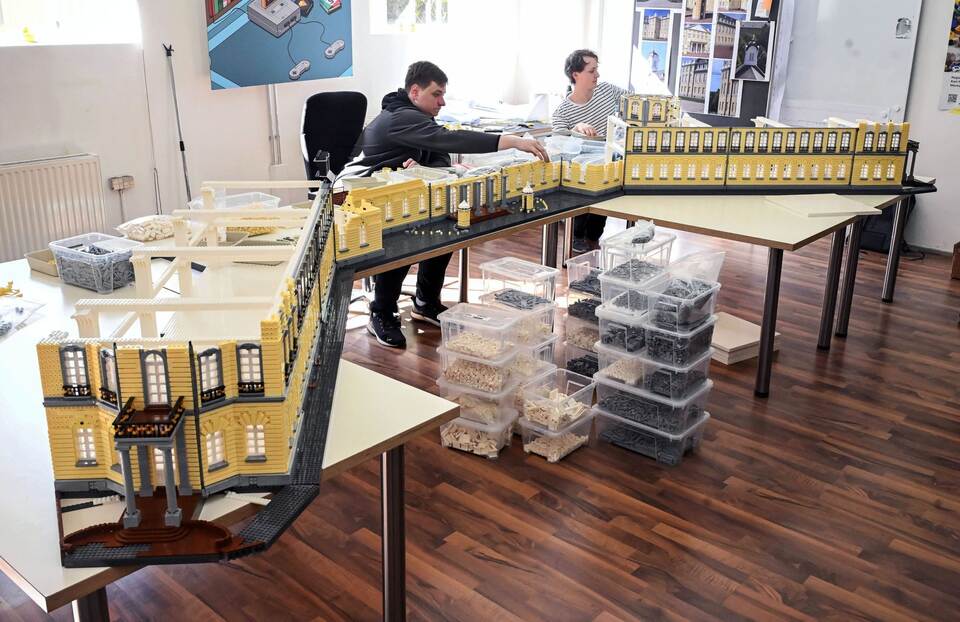 Das Karlsruher Schloss aus Klemmbausteinen