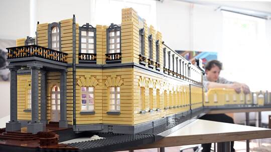 Das Karlsruher Schloss aus Klemmbausteinen