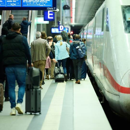Fahrgäste im Berliner Hauptbahnhof