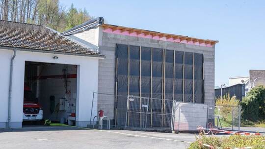 Löschfahrzeuge passen nicht in Feuerwehrhaus