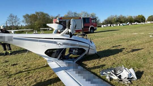 Kleinflugzeug überschlägt sich bei Landung - zwei Verletzte