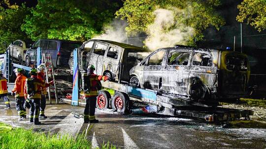 Autotransporter brennt – Polizei geht von Brandstiftung aus