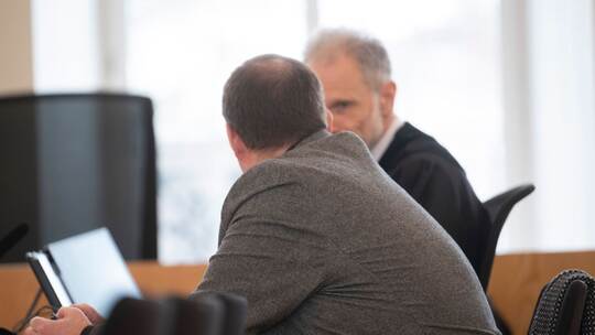 Auftakt im Prozess gegen Autofahrer nach Unfall mit drei Toten