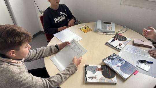 Die Schüler Rafael Knebel (links) und David Günaydin Marin bekommen Tipps zum Thema Hitzeschutz. Philippen