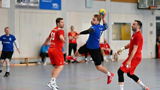 Der TV Ispringen (Robin Mandic, beim Wurf) gewann zuletzt zweimal in Folge und hofft im Spiel bei SG KIT/MTV Karlsruhe auf einen