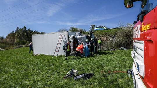 Lastwagen kommt von Bundesstraße ab – Vollsperrung