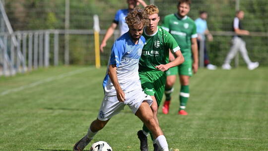 Luis Oppermann (vorne) marschiert mit dem 1. FC Kieselbronn in der Kreisklasse A1 vorne weg. Peter Hennrich