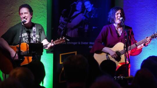 Yvonne Ehringer und Dieter Westerteicher wissen genau, was beim Publikum gut ankommt. Mehr als zwei Akustikgitarren und ihre Sti