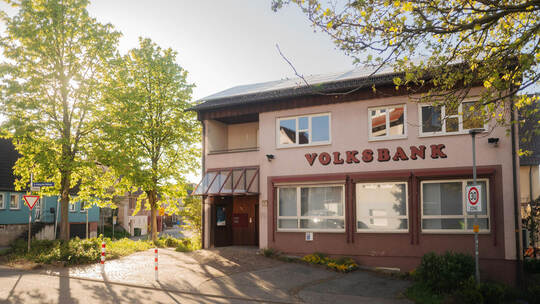 Das Volksbank-Haus in Sternenfels soll Parkplätzen weichen. Fotomoment