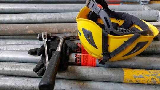 Werkzeug und Helm auf Baustelle