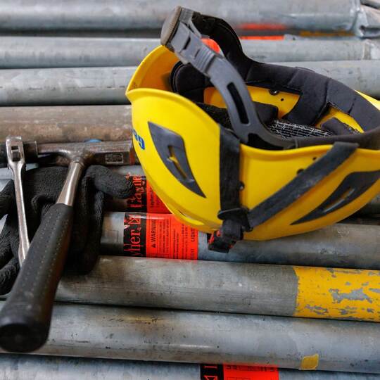 Werkzeug und Helm auf Baustelle