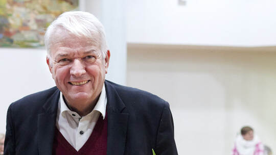 Bürgermeister Uwe Engelsberger (links) verabschiedet Jürgen Gremmelmaier (Freie Wähler Vereinigung) aus dem Gemeinderat.