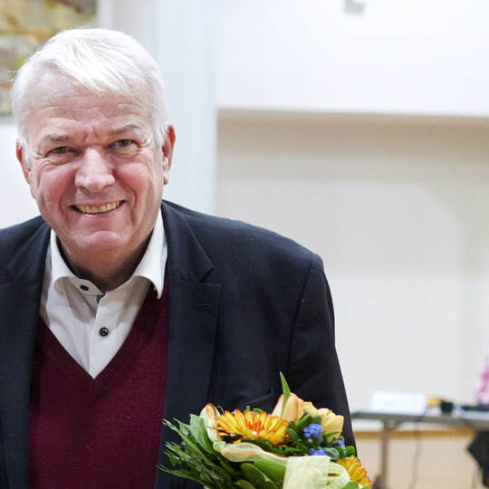 Bürgermeister Uwe Engelsberger (links) verabschiedet Jürgen Gremmelmaier (Freie Wähler Vereinigung) aus dem Gemeinderat.