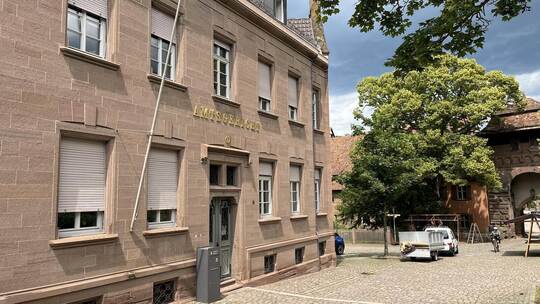 Seit 2013 ist dem Amtsgericht Maulbronn auch das Grundbuchamt zugeordnet. Insgesamt sind dort etwa 80 Mitarbeitende beschäftigt.