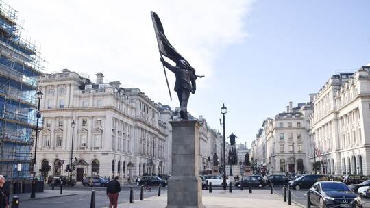 Mögliche Statue von Banksy taucht im Zentrum Londons auf