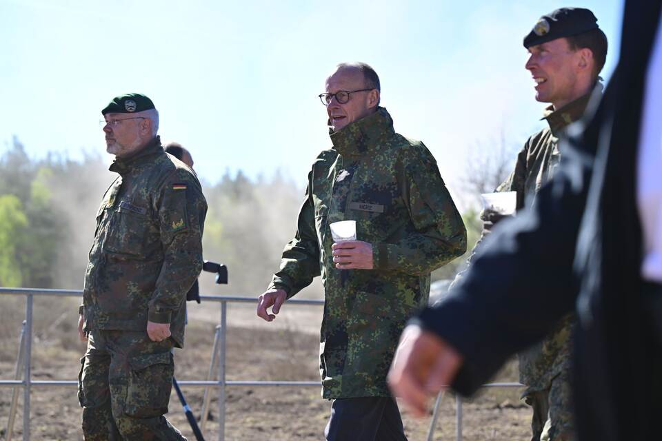 Bundeskanzler Merz besucht Bundeswehr in Munster
