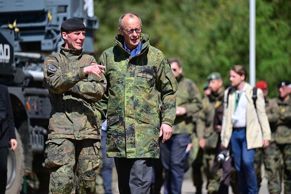 Bundeskanzler Merz besucht Bundeswehr in Munster