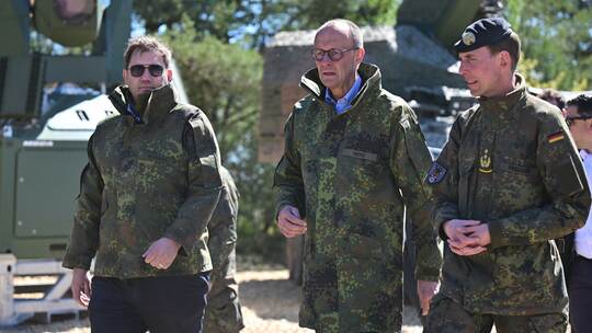 Bundeskanzler Merz besucht Bundeswehr in Munster