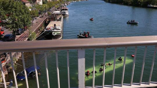 Bus stürzt bei Paris in Seine – Fahrschülerin am Steuer