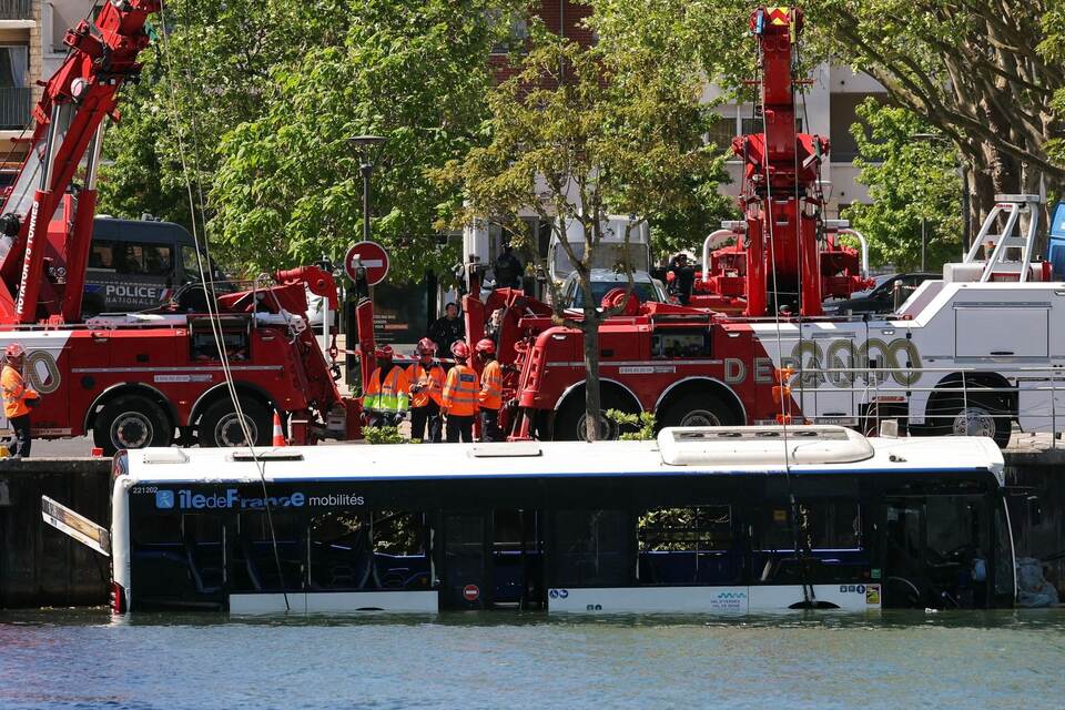 Bus stürzt bei Paris in Seine – Fahrschülerin am Steuer