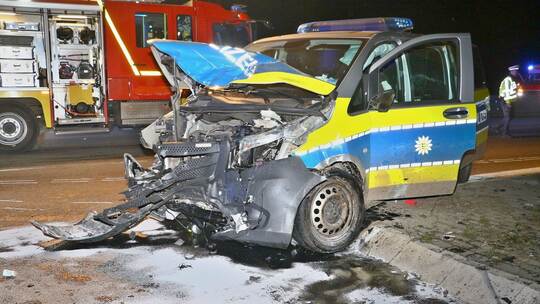 Polizeiwagen prallt im Einsatz gegen Auto - fünf Verletzte
