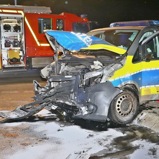 Polizeiwagen prallt im Einsatz gegen Auto - fünf Verletzte