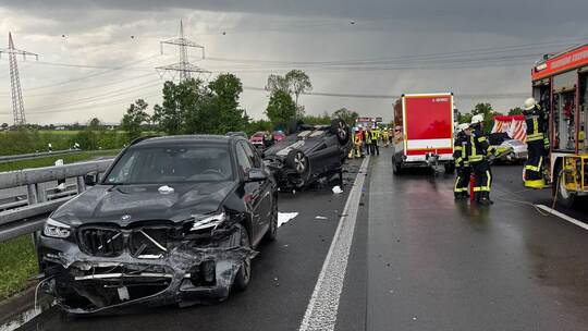 Frau stirbt bei Unfall auf A61 - Kind schwer verletzt