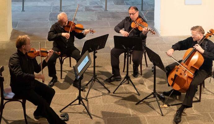 Lehrer und Schüler musikalisch vereint: Kammerkonzert des SWDKO in der Brötzinger Martinskirche