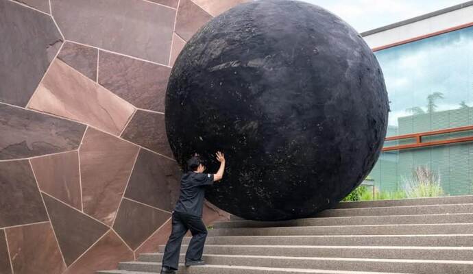 Das Kunstprojekt „Black Ball“ der Ornamenta kehrt zurück nach Pforzheim