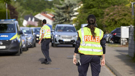 Sanierung B294 Ortsdurchfahrt Bauschlott. Polizeikontrollen des Umleitungsverkehrs durch Wohngebiete.