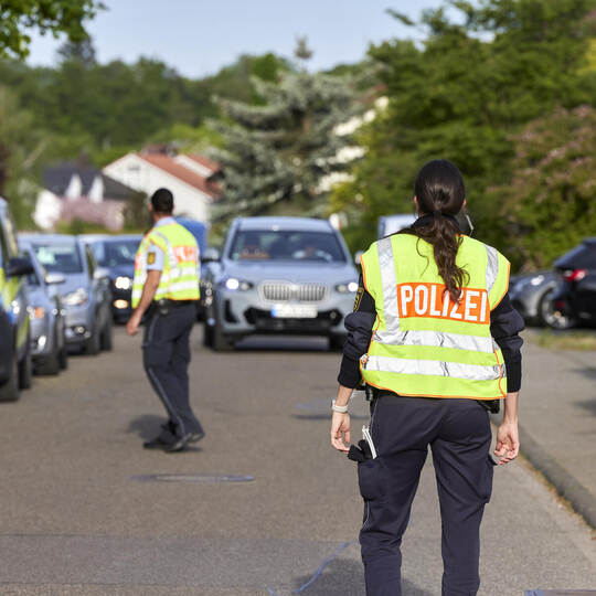 Sanierung B294 Ortsdurchfahrt Bauschlott. Polizeikontrollen des Umleitungsverkehrs durch Wohngebiete.